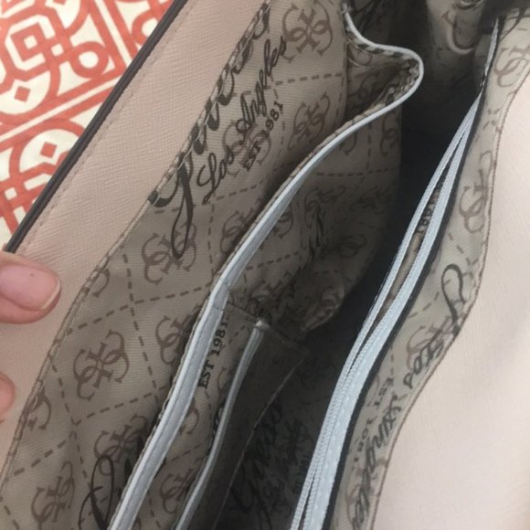 GUESS purse SALE!!!!Like new - Picture 3 of 8